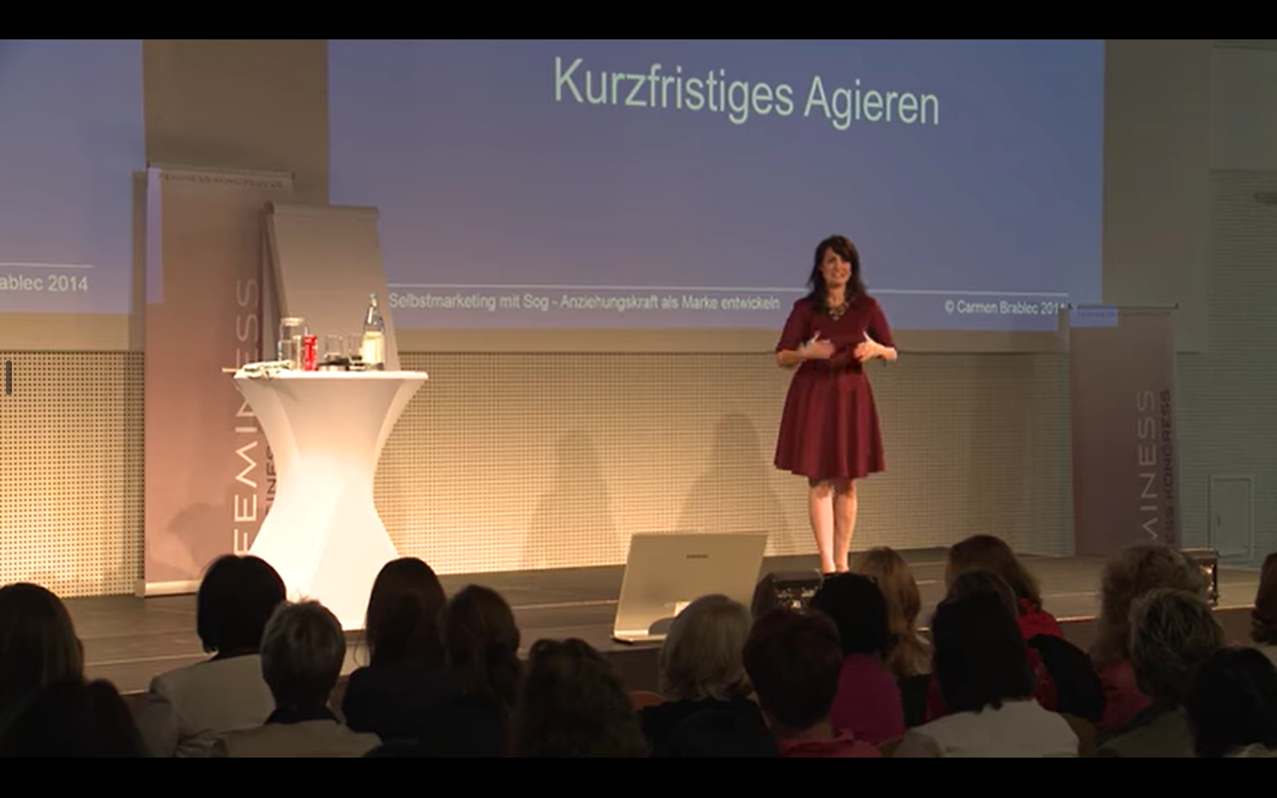 Carmen auf der Bühne beim Feminess-Kongress