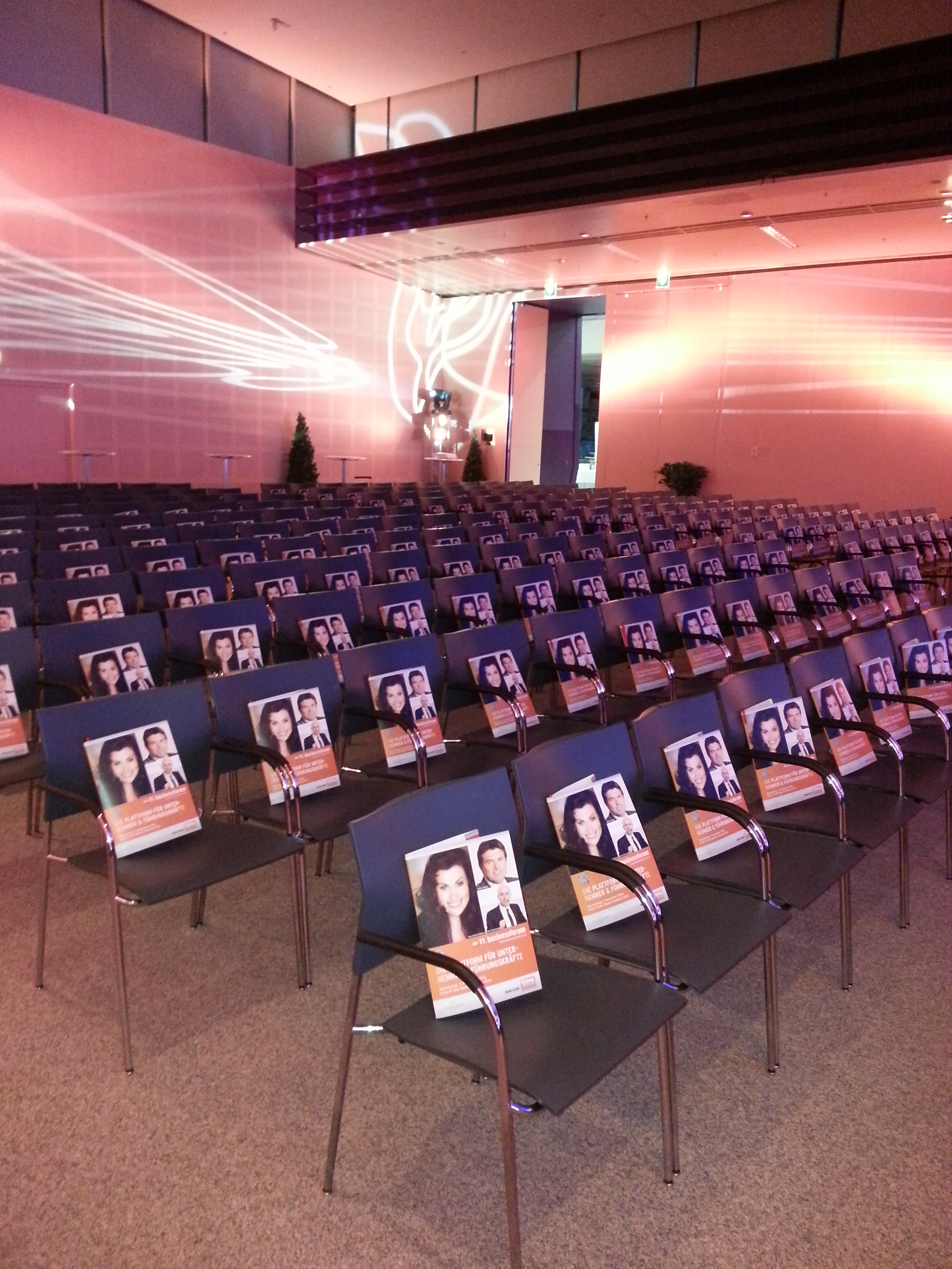 Konferenzsaal mit Carmens Programmheft