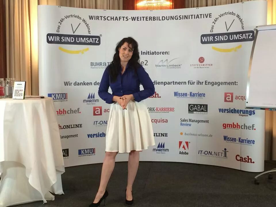 Carmen vor der Medienpartner-Wand